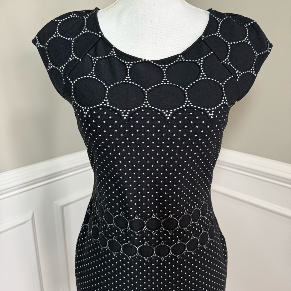 Julia Jordan Black and White  Dress with cap Sleeves for Cocktail Size 4